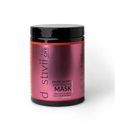 Moterys, darančios plaukų kaukę su aliejais