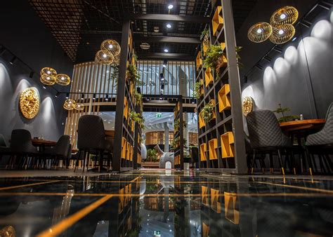 Interjeras restorano su pianinu