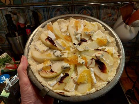 Supjaustytos kriaušės ir pelėsinis sūris