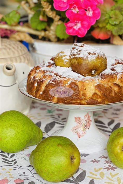 Formuojamas kriaušių ir sūrio pyragas