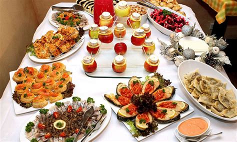 Šventinis stalas su įvairiais patiekalais