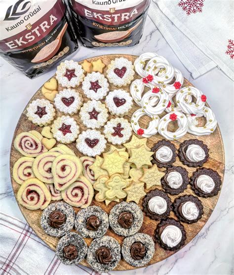 Infografika su varškėčių gaminimo eiga: ingredientai, tarkavimas, maišymas, kepimas.