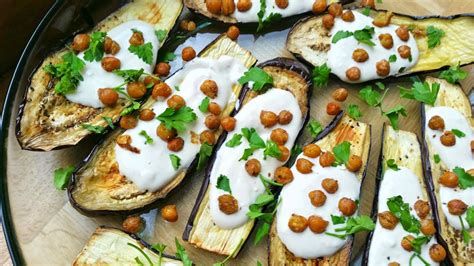 Kepti baklažanai su jogurto padažu ir riešutais