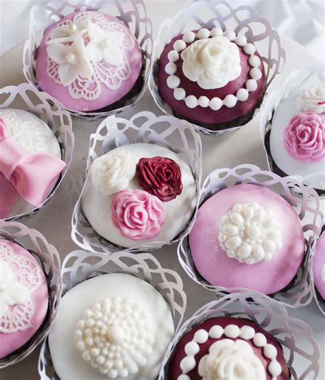 Vestuviniai keksiukai su įvairiais papuošimais