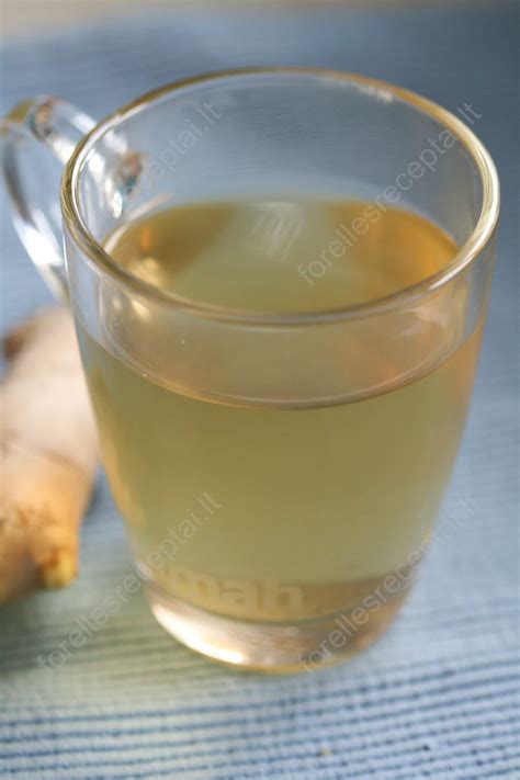 Nuotrauka su šviežiu imbieru ir arbatos puodeliu