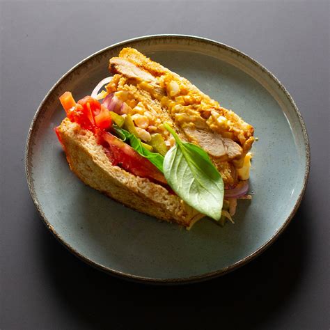 Sudėtinės dalys sotiam sumuštiniui su kepta vištiena