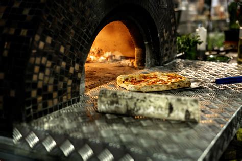 nuotrauka malkomis kūrenamos picų krosnies