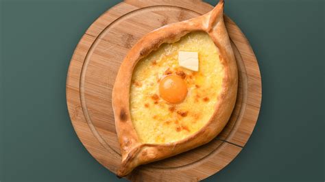 Adžaruli chačapuri su kiaušiniu ir sūriu