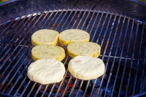 Chačapuri kepamas ant grilio