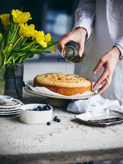 Procesas kaip pilamas sirupas ant kekso