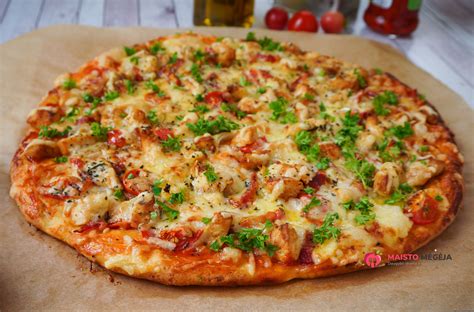 skani naminė pica su įvairiais priedais