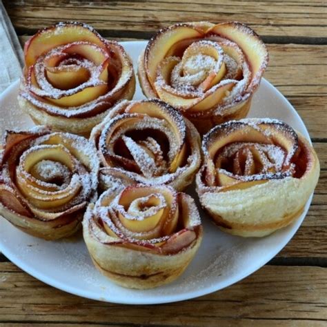 Obuolių ir cinamono sluoksniuotos tešlos žiedeliai