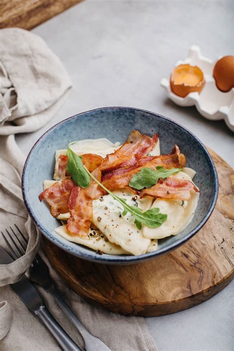 koldūnai su šonine ir bulvėmis