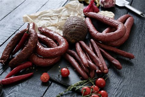 Įvairių rūšių rūkytos dešros