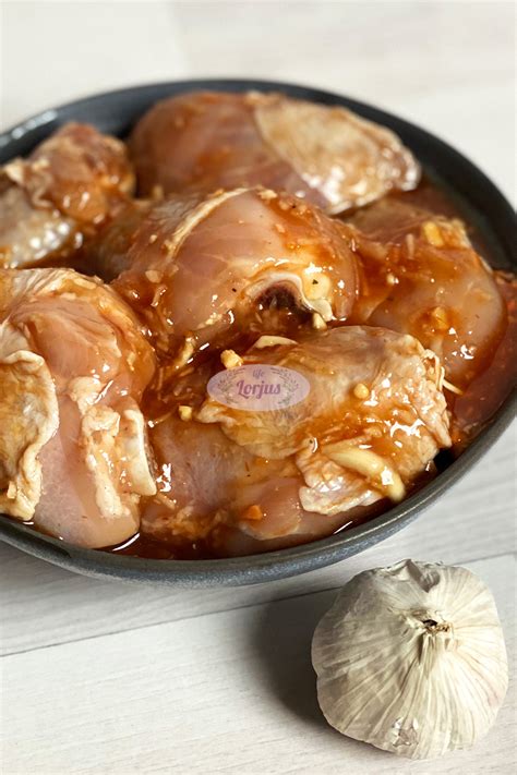 Nuotrauka su marinuotos vištienos ingredientais