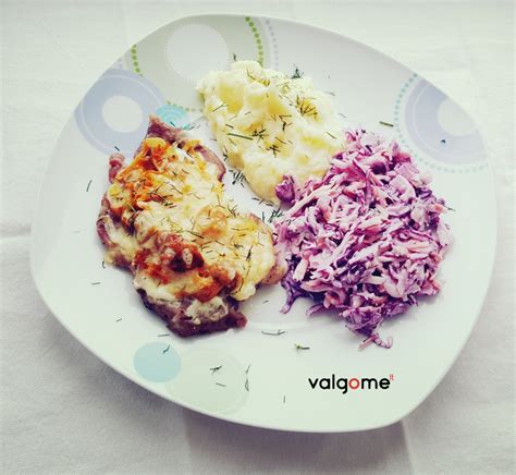 Nuotrauka su paruoštu kiaulienos sprandinės patiekalu ir daržovėmis