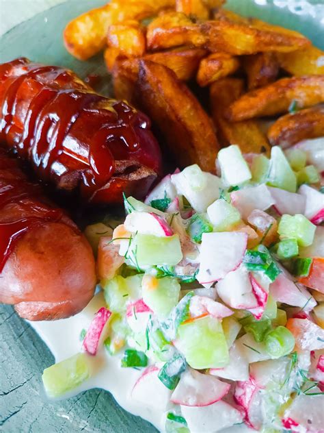 Nuotrauka su paruoštomis keptomis bulvytėmis ir žolelėmis.