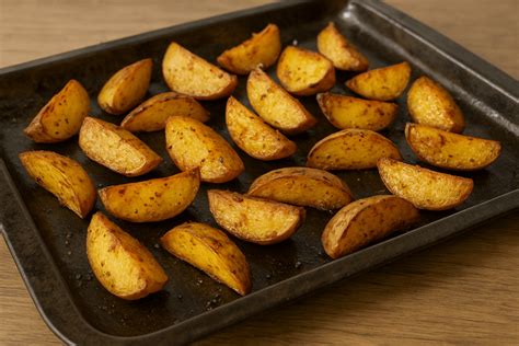 Schema su patarimais, kaip kepti tobulas bulves orkaitėje.