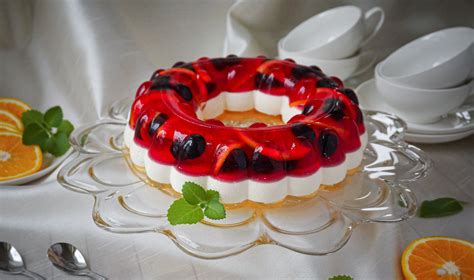 Sluoksniuotas varškės ir želė tortas