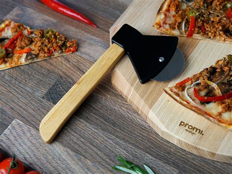 Įvairūs picos priedai ant stalo