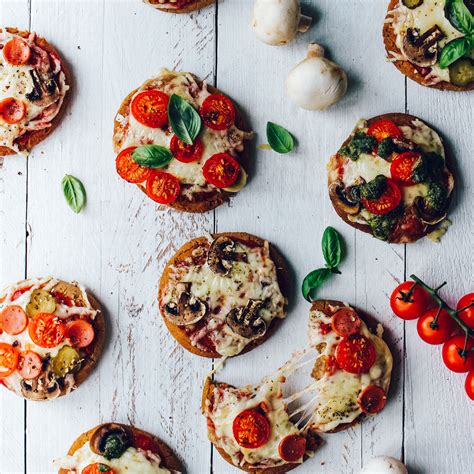 Mini picos ant iškylos staltiesės