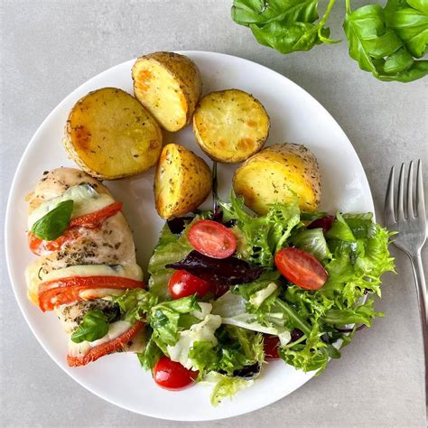 Nuotrauka su paruoštomis keptomis bulvėmis su tuno įdaru