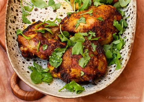 Įvairūs patiekalai su kepta vištiena