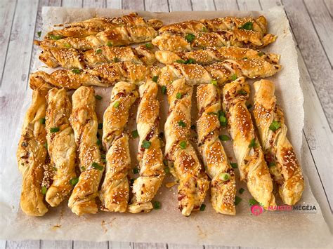 Ingredientai sluoksniuotos tešlos pyragui su vištiena ir sūriu