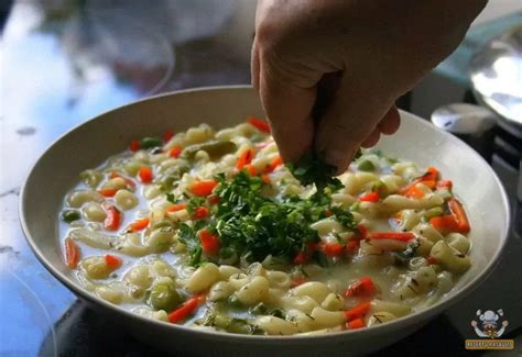 Vegetariška makaronų sriuba su pupelėmis ir daržovėmis