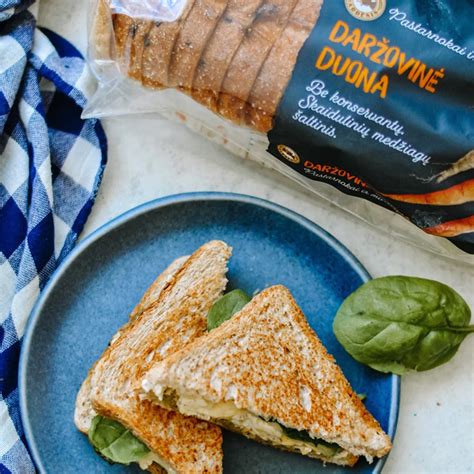 Duonos riekės su įvairiais užtepais