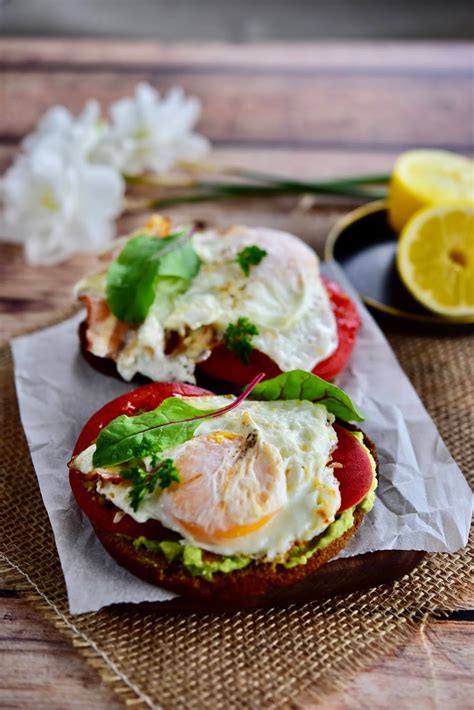 Nuotrauka: įvairūs sumuštiniai ant juodos duonos