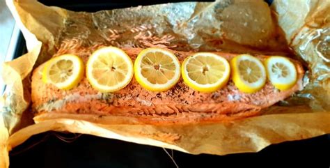 Lašišos filė su citrinos griežinėliais ir žolelėmis