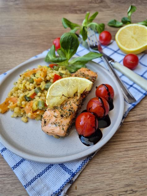 Lašišos kepsnys su citrusiniais vaisiais ir daržovėmis