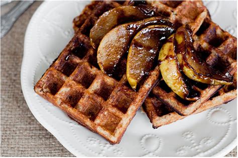 Grikių miltų vafliai su kriaušėmis