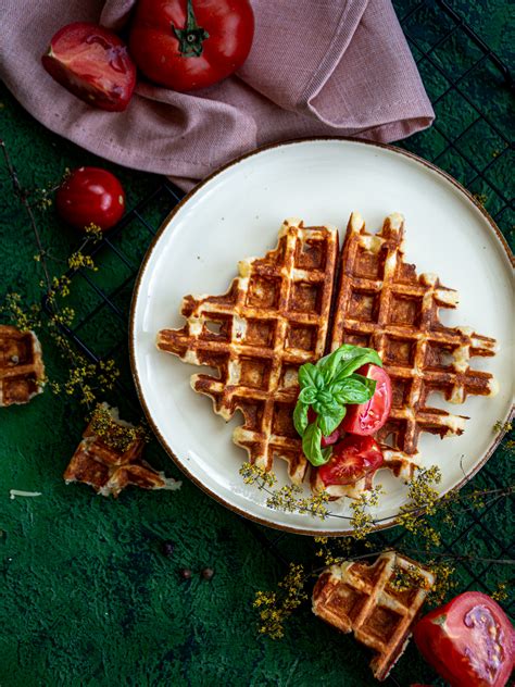 Sūrio, špinatų ir pomidorų vafliai