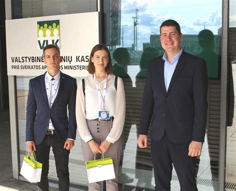 Nuotrauka su darbuotojais, ruošiančiais maistą