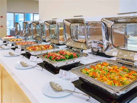 nuotrauka su įvairiais patiekalais iš konservuotų žirnelių