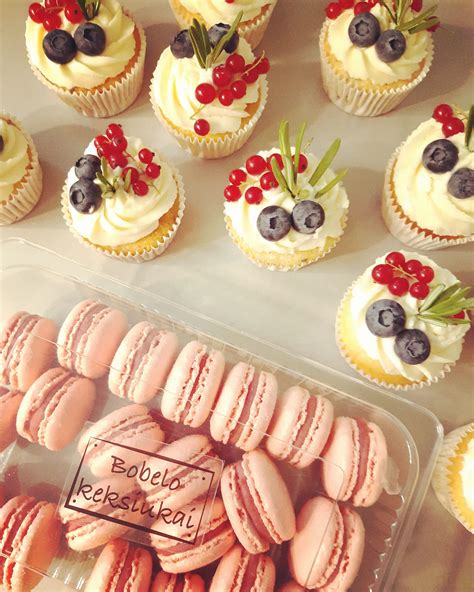 Keksiukai papuošti macarons