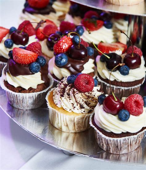 Keksiukai papuošti vaisiais ir uogomis