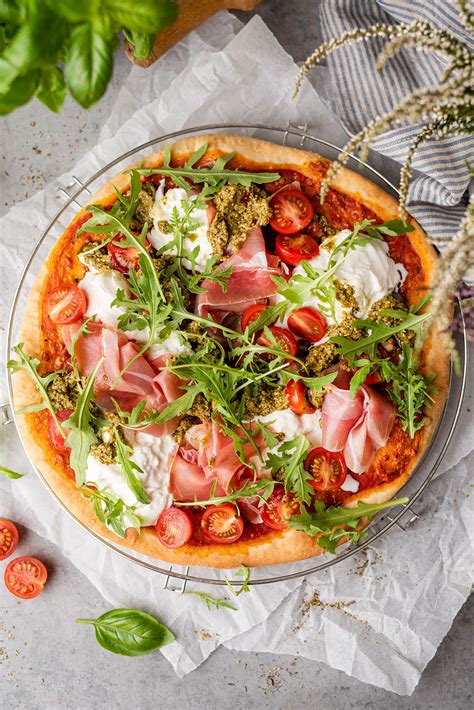 Pica Capricciosa su kumpiu ir daržovėmis