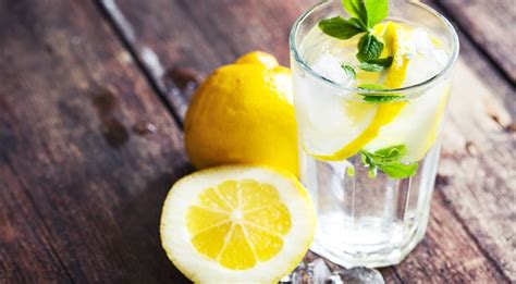 Žmogus, geriantis vandenį su citrina