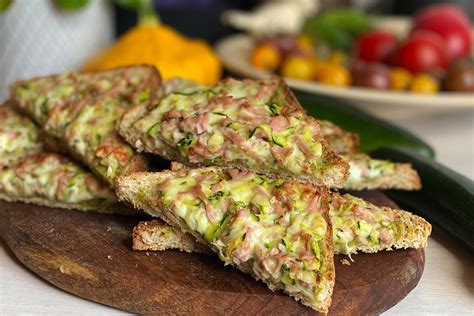 Ingredientai karštiems sumuštiniams su dešra ir sūriu