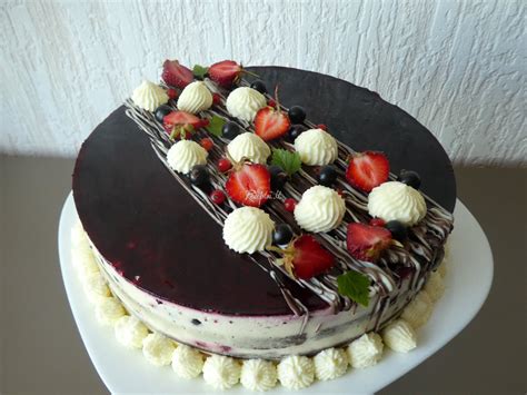 Nekeptas šokoladinis tortas su uogomis