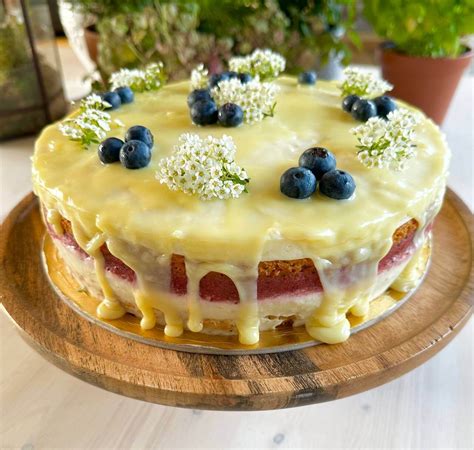 Tortas su anakardžio kremu ir uogomis