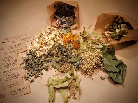 Arbatos lapeliai ir žolelės