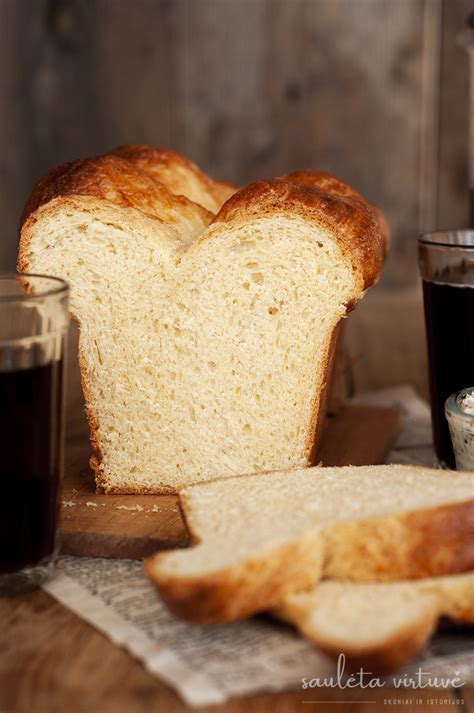 Naminė šviesi mielinė duona, ką tik ištraukta iš orkaitės