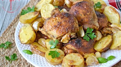 Vištiena su keptomis bulvėmis ir česnakais