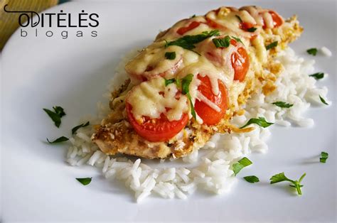 vištienos kepsnys su pomidorais ir sūriu paruoštas kepimui