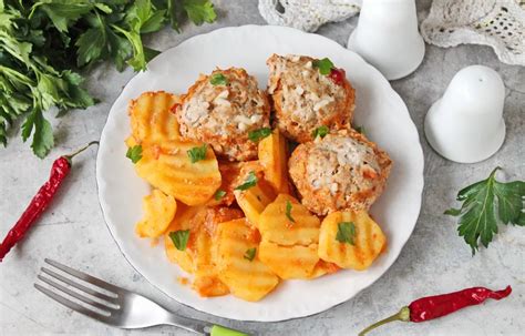 Keptuvėje kepami kotletai