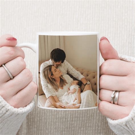 Nuotrauka su apdovanojimais arba konditerio dirbančio su tortu